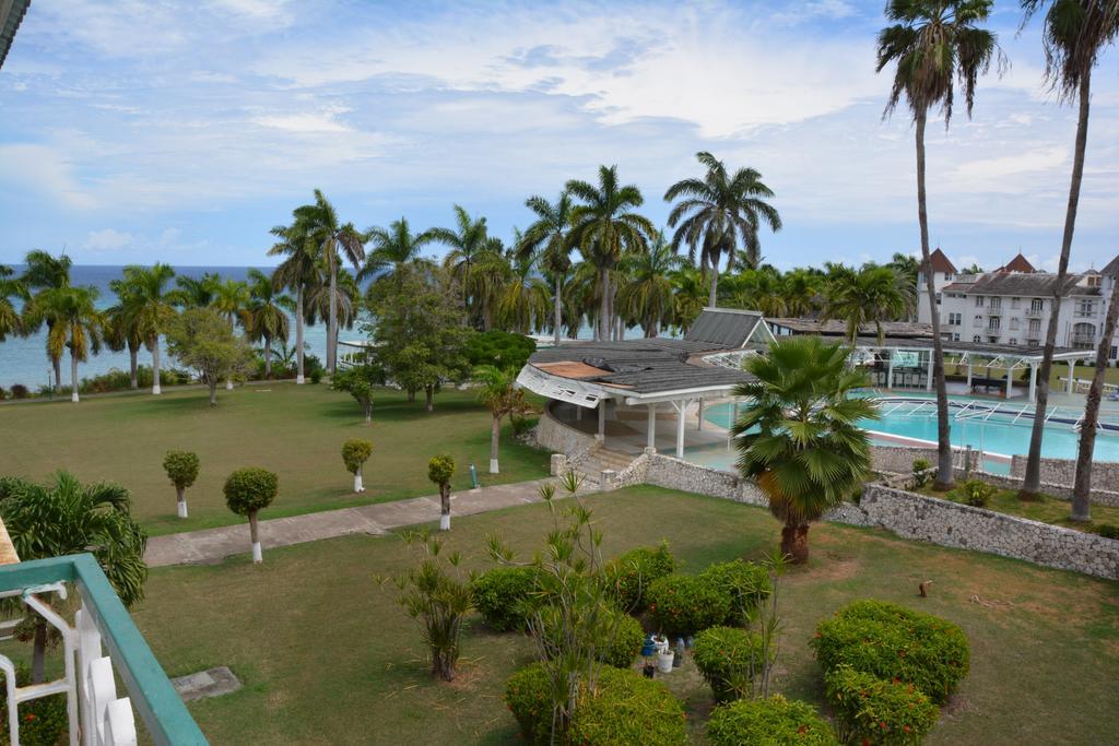 Seacastles By The Beach/Pool Монтего-Бей Екстер'єр фото